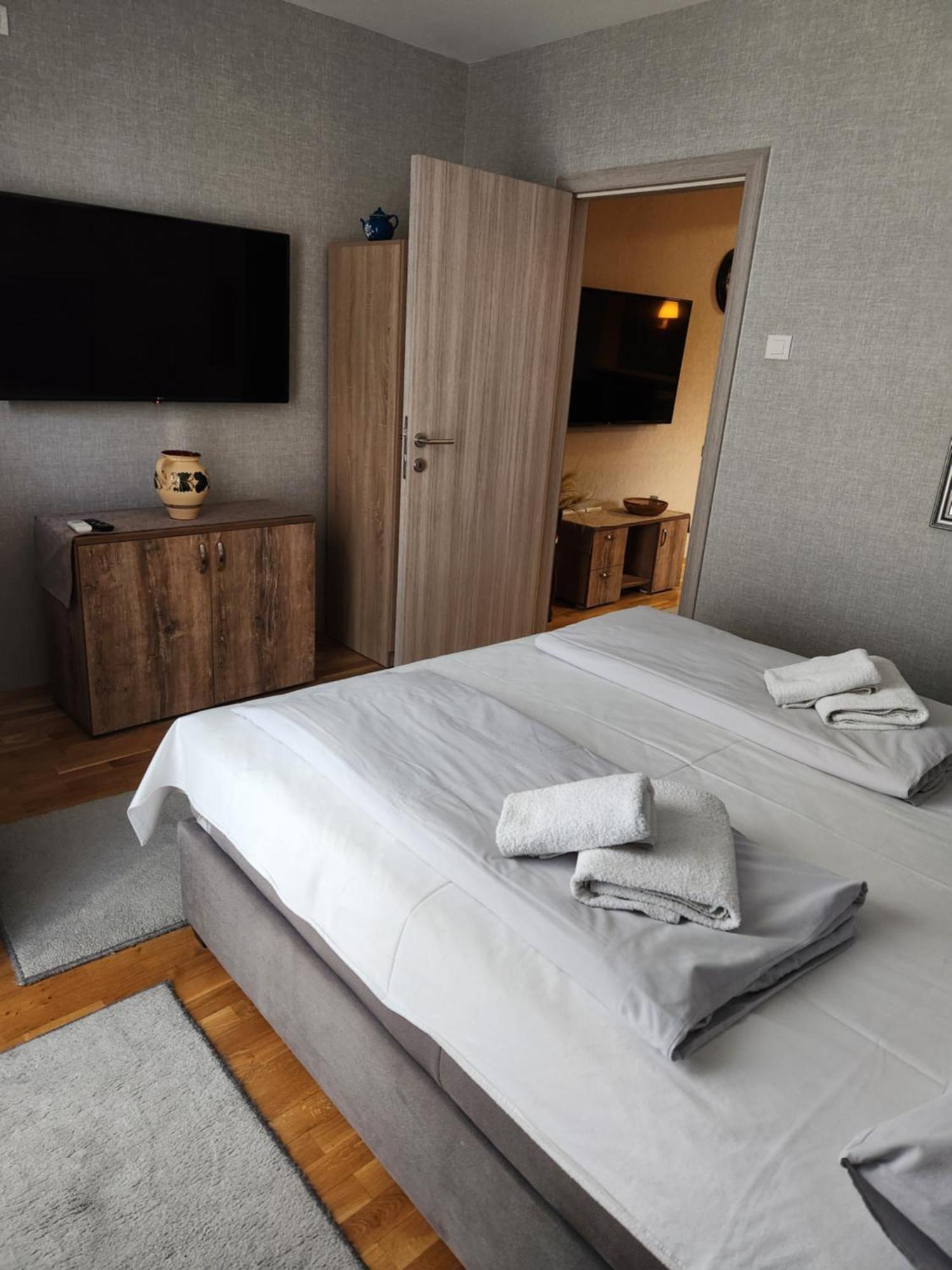 Live & Sleep * Novi Sad